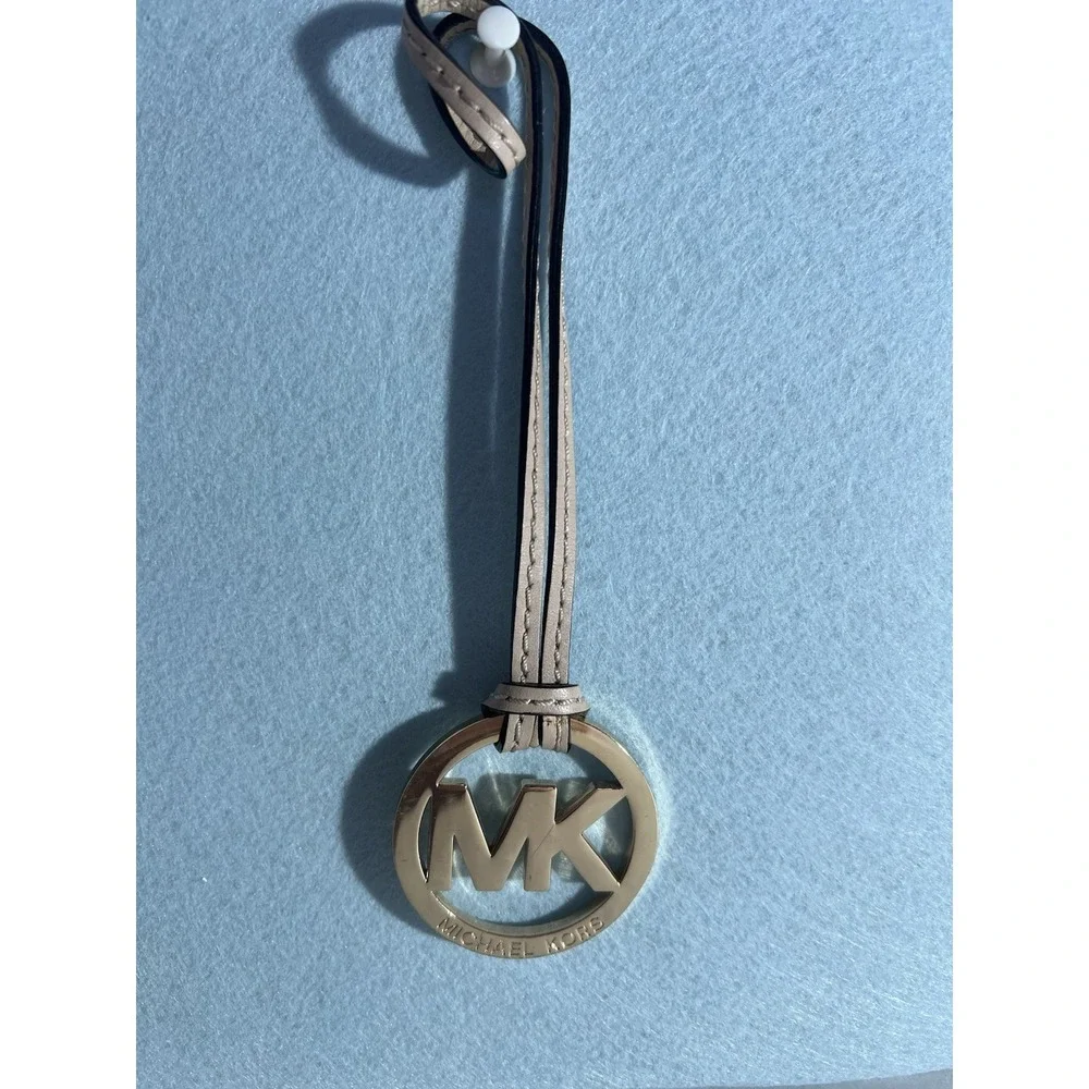 MICHAEL KORS Medallion Hang Charm Key Chain Gold‎ Logo Purse Coat FOB Clip